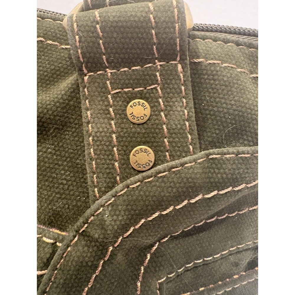 Fossil shoulder bag is made from dark green olive material - Picture 5 of 9